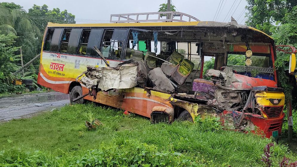 রাজবাড়ীতে বাস-ট্রাকের মুখোমুখি সংঘর্ষ: নিহত ২
