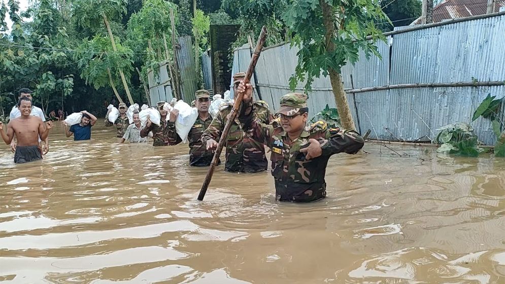 রামগড়ে বন্যা দুর্গতদের মধ্যে সেনাবাহিনীর ত্রাণ বিতরণ