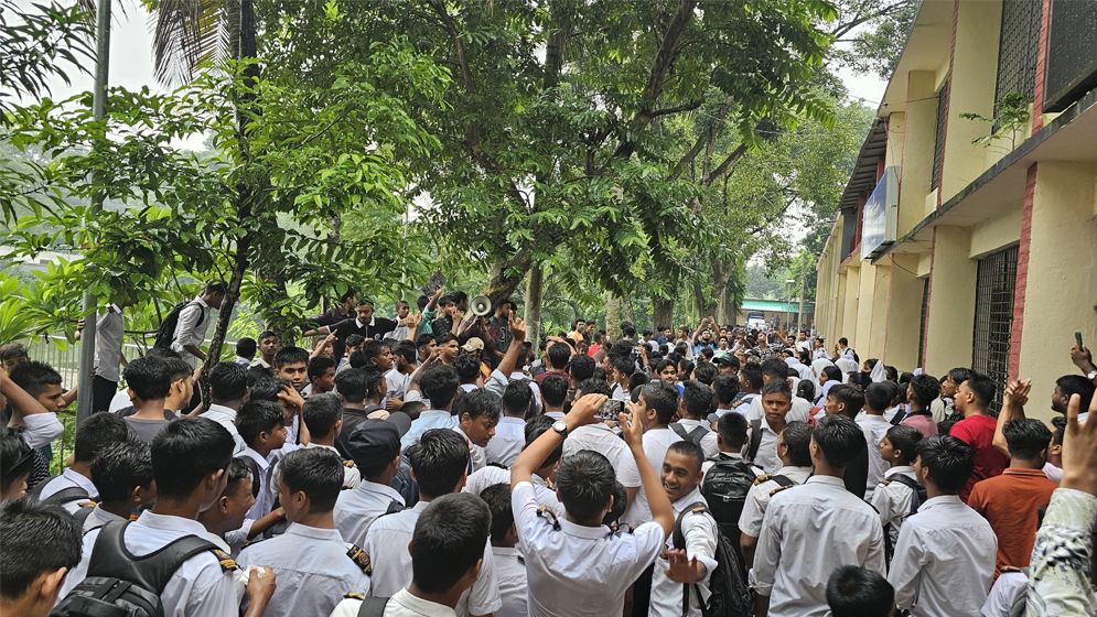 প্রধান শিক্ষকের পদত্যাগের দাবিতে ছাত্রদের আল্টিমেটাম
