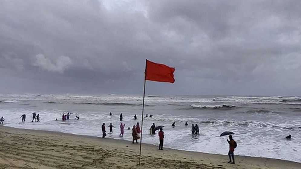 চার সমুদ্র বন্দরে ৩ নম্বর সতর্ক সংকেত
