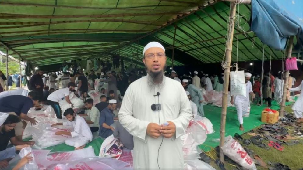 অর্থ ছাড়াই বন্যাদুর্গতদের পাশে দাঁড়ানোর আহ্বান শায়খ আহমাদুল্লাহর