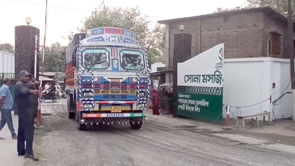 স্বাভাবিক হচ্ছে সোনামসজিদ স্থলবন্দর