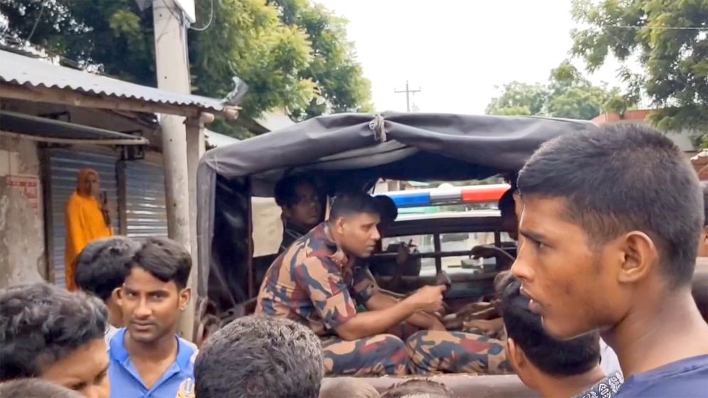 শিবগঞ্জ সীমান্তে তিনটি গরুসহ ৫ ভারতীয় নাগরিক আটক
