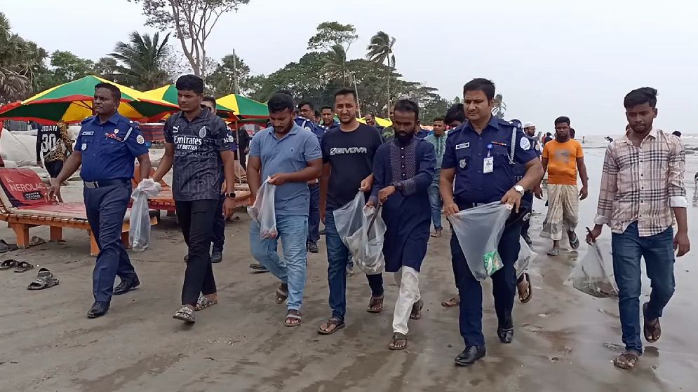ছাত্র-জনতাকে সঙ্গে নিয়ে কাজে ফিরল পুলিশ