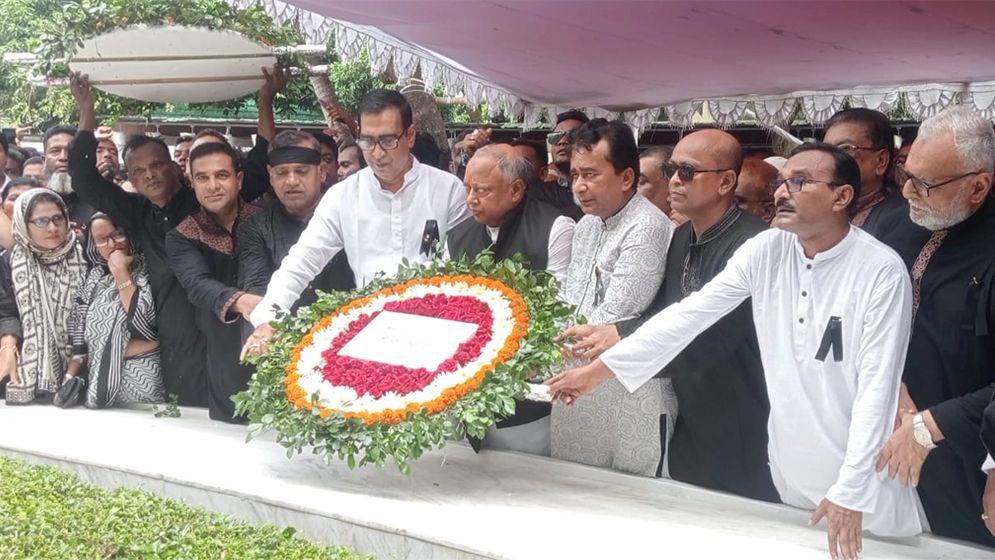 বঙ্গবন্ধুর সমাধিতে ফুল দিয়ে শ্রদ্ধা