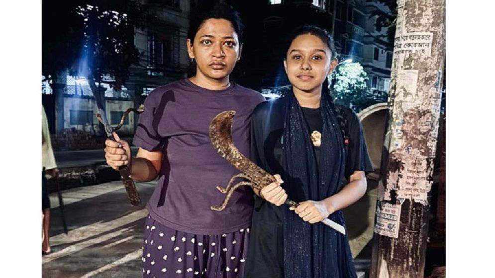 মধ্যরাতে দা-বটি হাতে রাস্তায় বাঁধন