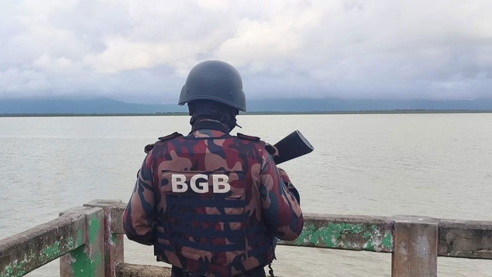 বিস্ফোরণের বিকট শব্দ, কাঁপছে টেকনাফ সীমান্ত