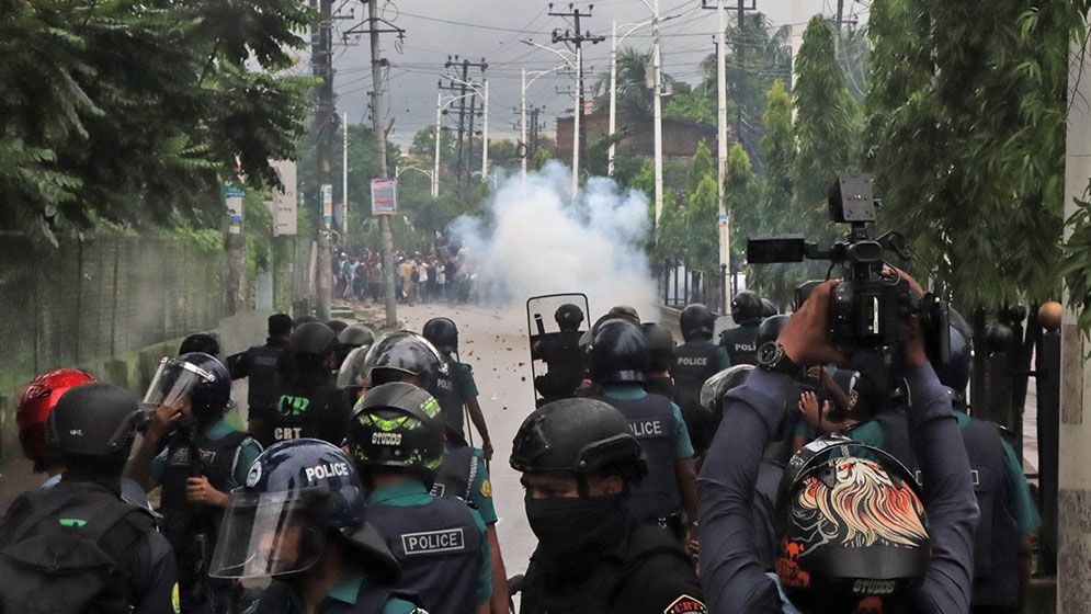 দেশের বিভিন্ন স্থানে গণমিছিলে হামলা ও সংঘর্ষ