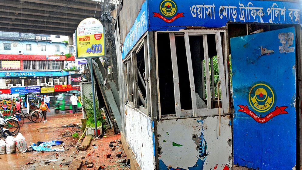 চট্টগ্রামে পুলিশ বক্স ভাঙচুর, সাঁজোয়া যানে ঢিল