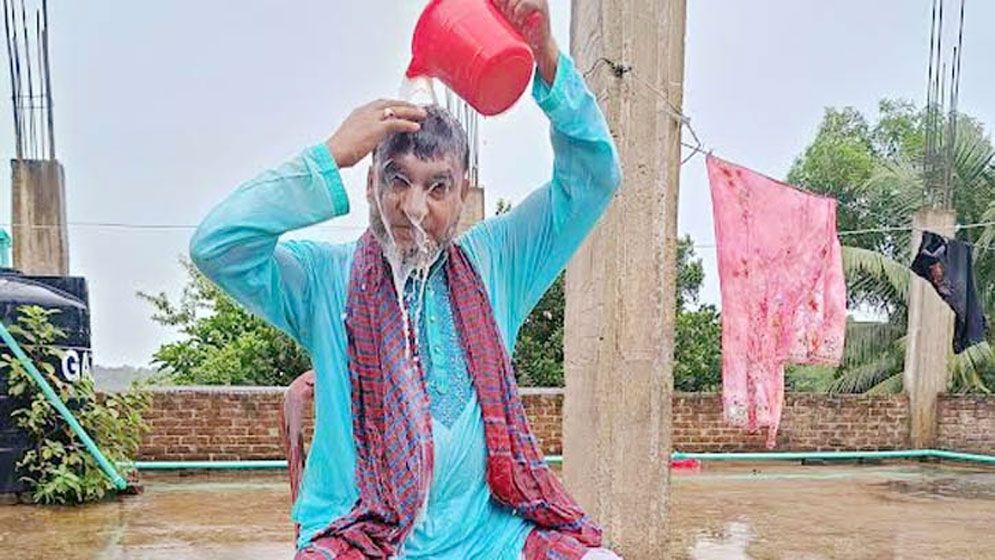 দুধ দিয়ে গোসল করে দল ছাড়‌লেন আওয়ামী লীগ নেতা