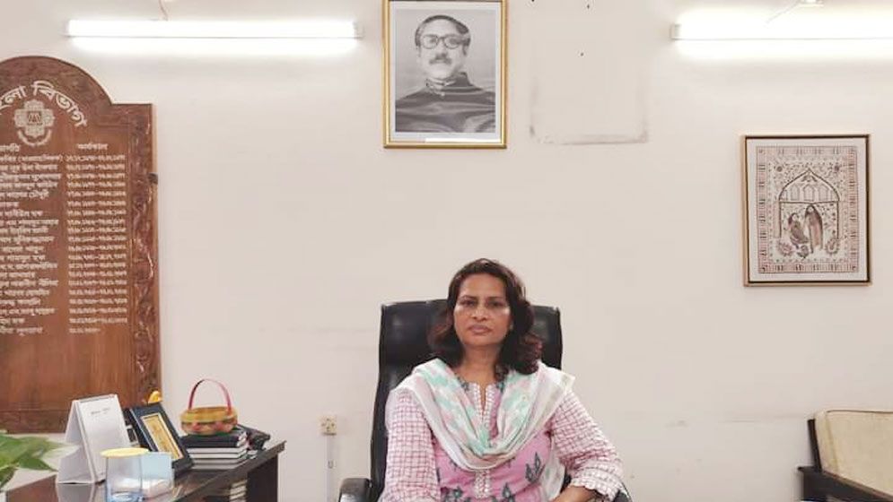 কার্যালয় থেকে প্রধানমন্ত্রীর ছবি সরানো জাবি শিক্ষককে শোকজ