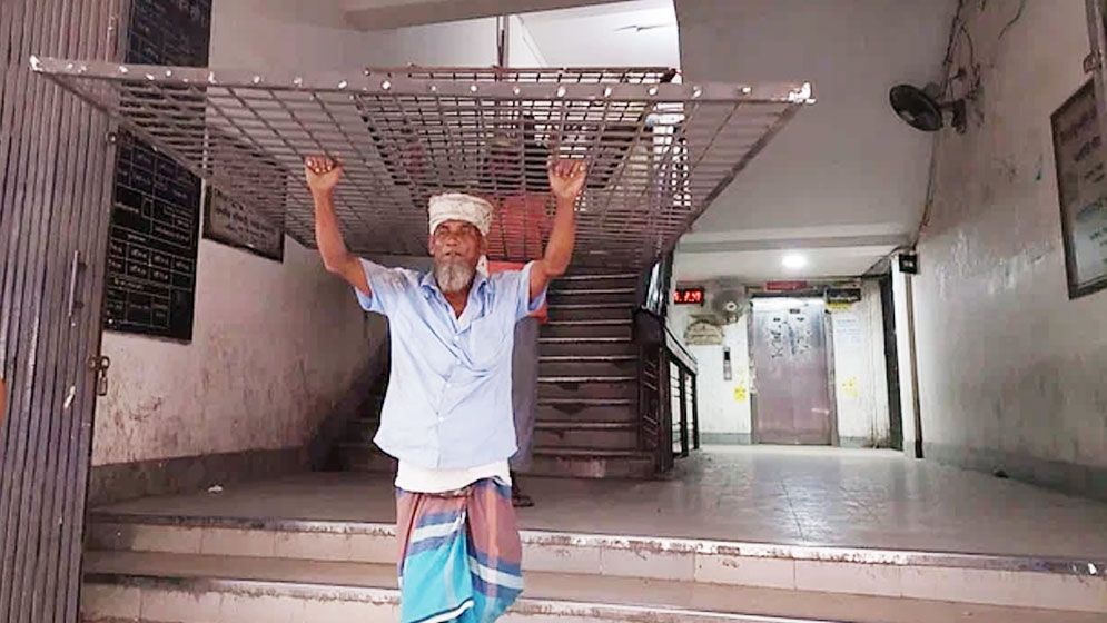 আদালতের কক্ষ থেকে আসামিদের রাখার লোহার খাঁচা সরানো হচ্ছে