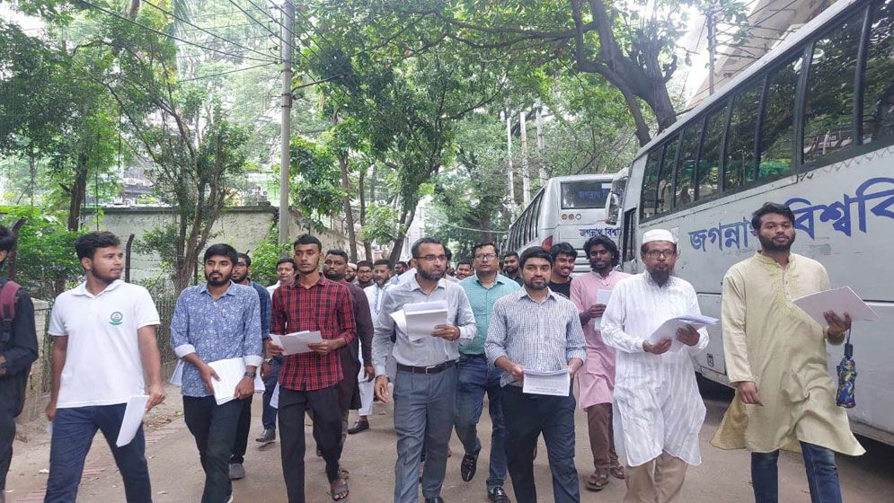 জবি থেকে উপাচার্যের দাবিতে শিক্ষক-শিক্ষার্থীদের লিফলেট বিতরণ