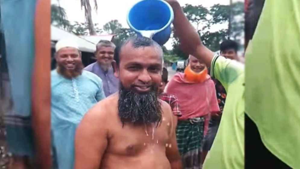 স্ত্রীর সঙ্গে বিচ্ছেদ, দুধ দিয়ে গোসল করলেন স্বামী