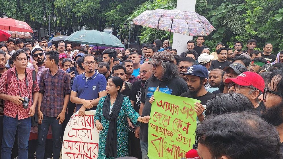 ‘আর একটা গুলি যেন না চলে’, শহীদ মিনারে সংগীতশিল্পীরা