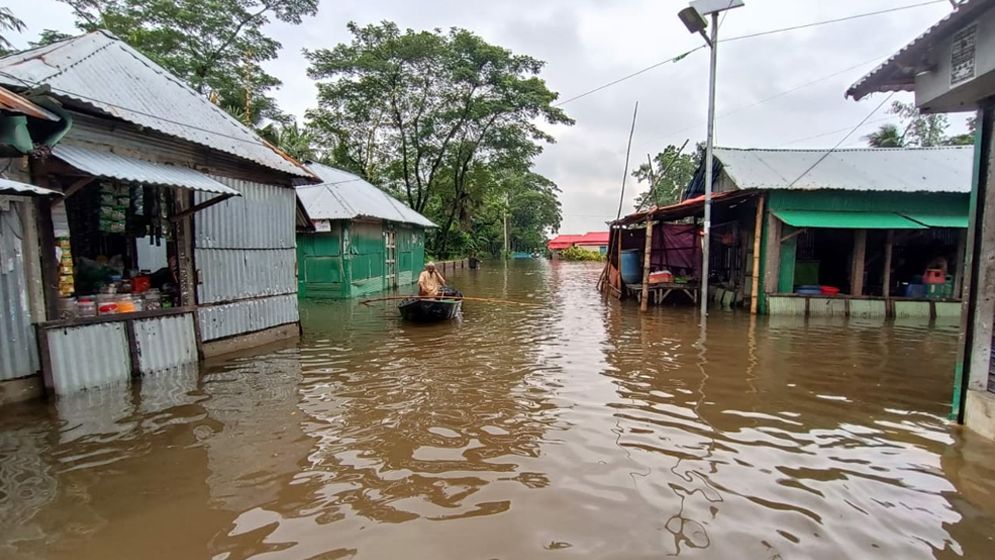 প্রত্যন্ত এলাকায় ত্রাণের জন্য হাহাকার বানভাসিদের