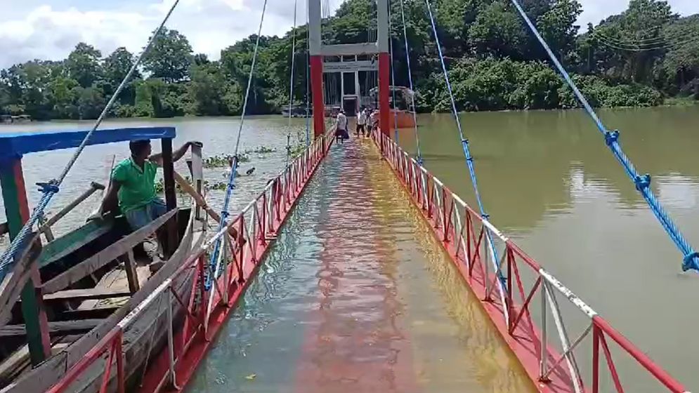 তলিয়ে গেছে কাপ্তাই হ্রদের ঝুলন্ত সেতু