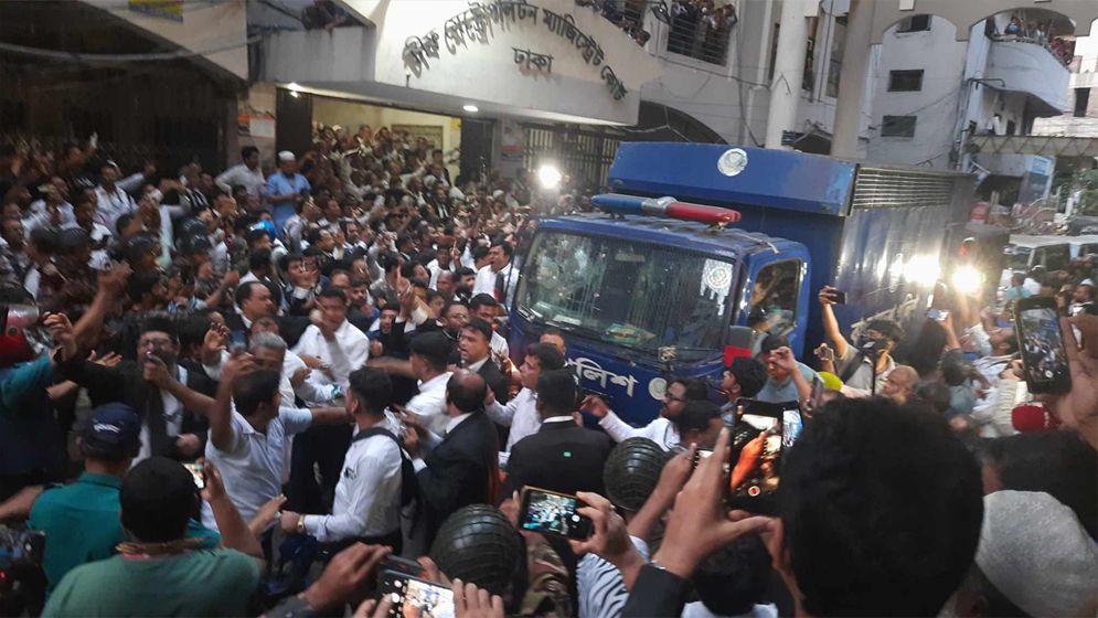 আদালতে আনিসুল ও সালমান এফ রহমানকে লক্ষ্য করে ডিম নিক্ষেপ