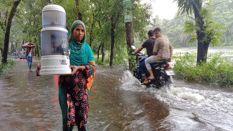‘আমাদের সুপেয় পানি দেন, ত্রাণের দরকার নাই’