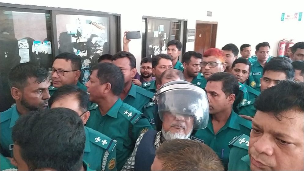 আদালতে আছাদুজ্জামান মিয়াকে তেড়ে মারতে গেলেন যুবক, অতপর…
