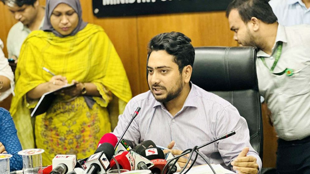 কেন সেনাবাহিনীকে ম্যাজিস্ট্রেসি পাওয়ার দেয়া হয়েছে, জানালেন উপদেষ্টা নাহিদ