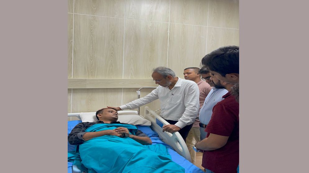 দুর্বৃত্তদের হামলায় আহত চিকিৎসকদের খোঁজ নিলেন ডা. রফিকুল