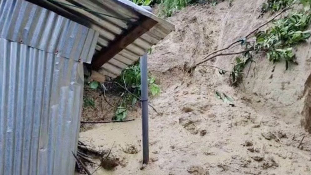 কক্সবাজারে পাহাড় ধস, মা ও দুই মেয়ের মৃত্যু