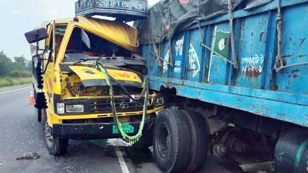 গাইবান্ধায় দুই ট্রাকের মুখোমুখি সংঘর্ষ, চালক নিহত