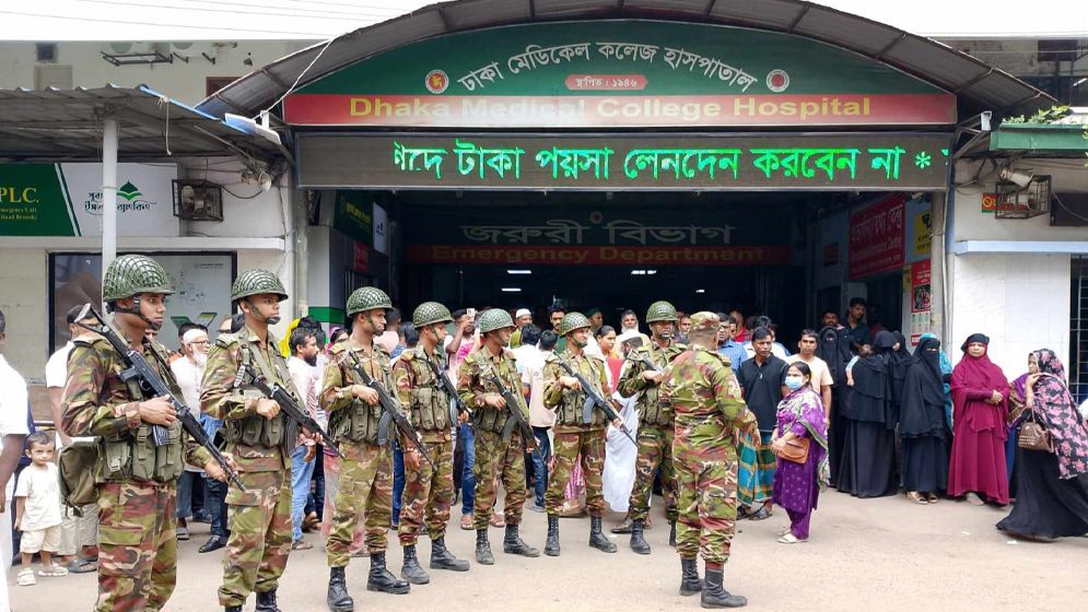 ঢামেকে চিকিৎসকদের কর্মবিরতি, জরুরি বিভাগসহ বন্ধ সব সেবা