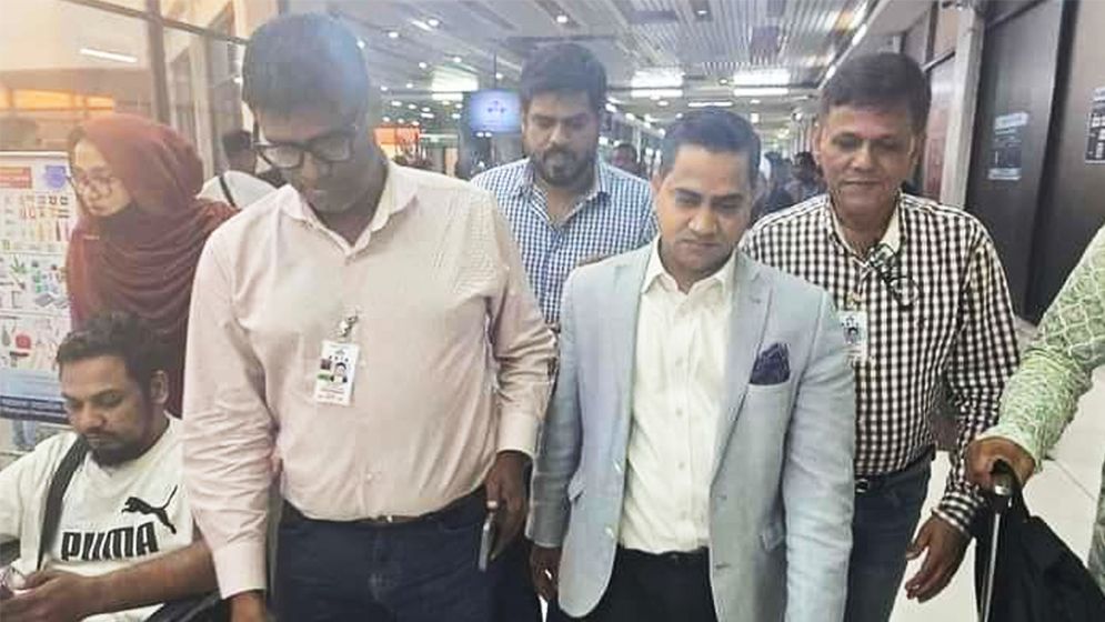 ৯ বছর পর দেশে ফিরলেন সাংবাদিক ফজল আনসারী