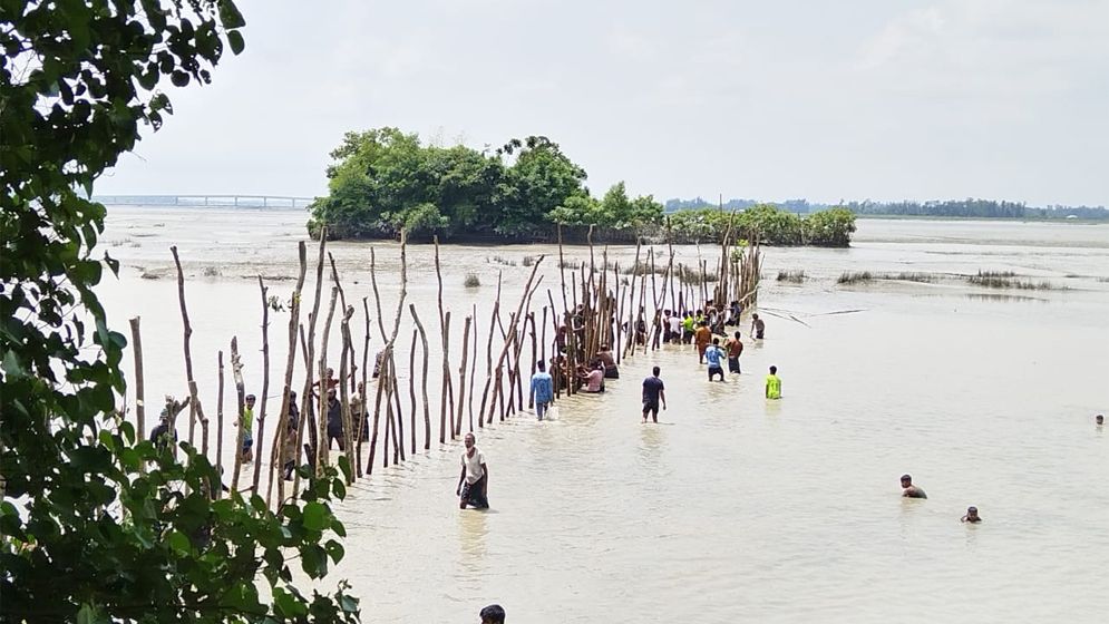 ছোট ফেনী নদীর ভাঙন ঠেকাতে বাঁধ হবে স্বেচ্ছাশ্রমে
