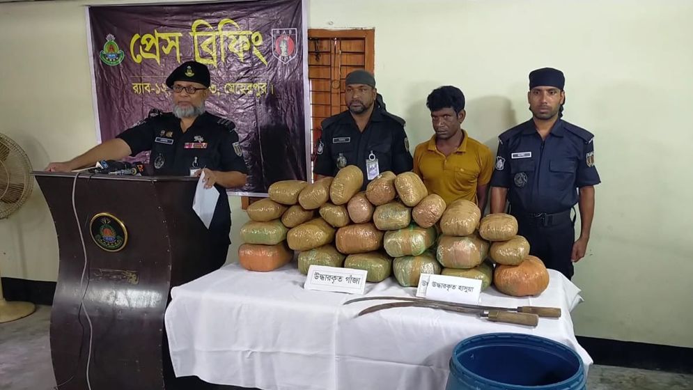 মেহেরপুর সীমান্তে ৩৬ কেজি গাঁজাসহ মাদক ব্যবসায়ী আটক