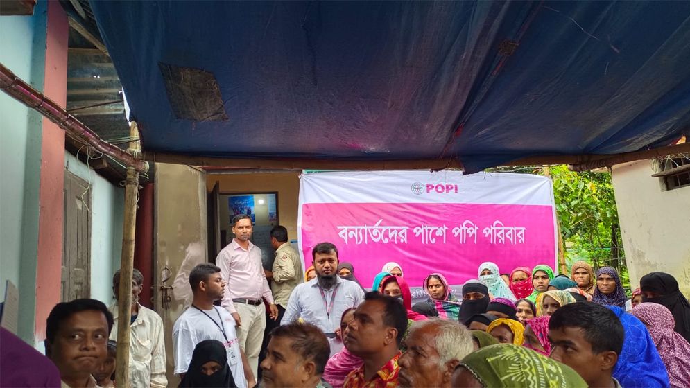 বন্যায় ক্ষতিগ্রস্থ পরিবারকে উন্নয়ন সংস্থা পপির ত্রাণ সামগ্রী বিতরণ