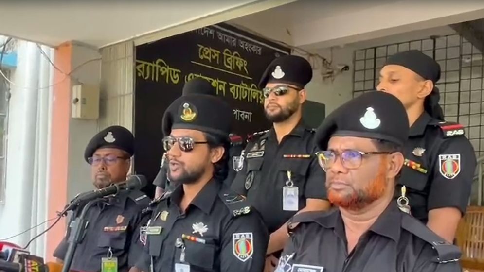 পাবনায় জাস্টিন ট্রুডেোর নামে জন্ম সনদ জালিয়াতির হোতা র্যাবের হাতে গ্রেপ্তার