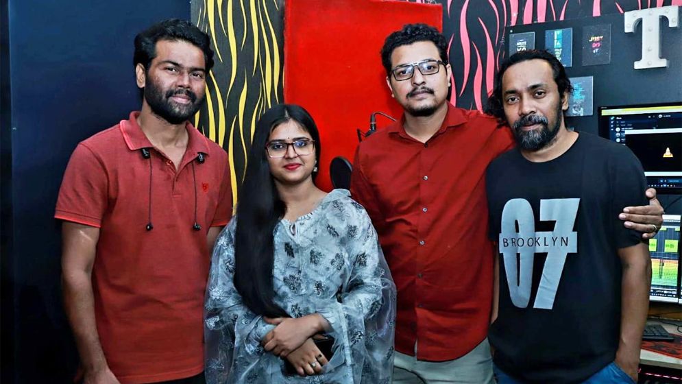 জসিম উদ্দিন আকাশের কথায় গাইলেন বর্ণালী-টুটুল