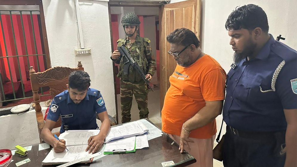 সোনারগাঁওয়ে যৌথ বাহিনীর অভিযানে শীর্ষ চাঁদাবাজ আটক