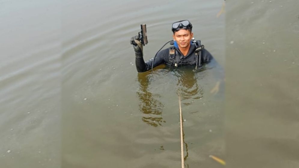 লুট হওয়া দুই পিস্তল পরিত্যক্ত অবস্থায় উদ্ধার