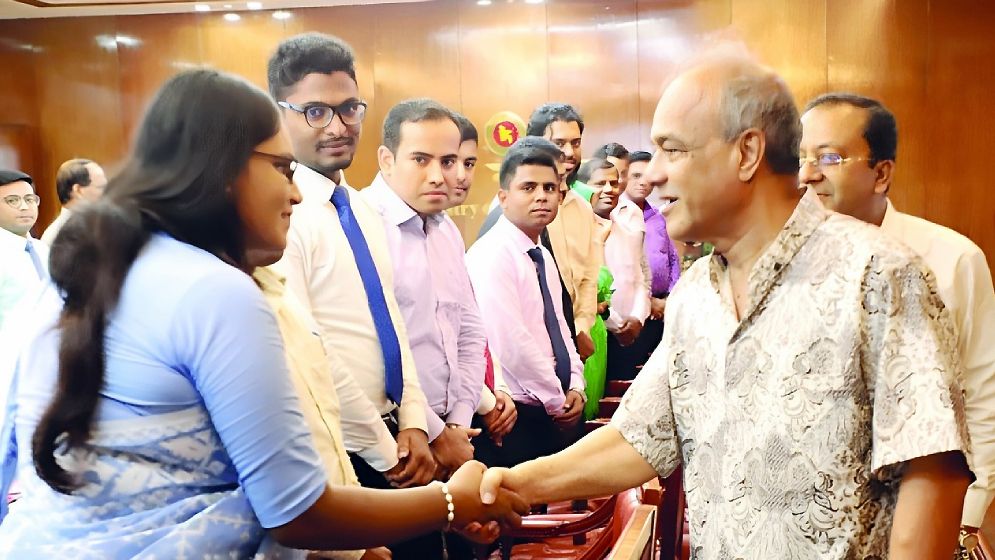 পাসপোর্ট অফিসে হয়রানির দুর্নাম দূর করতে হবে: স্বরাষ্ট্র উপদেষ্টা