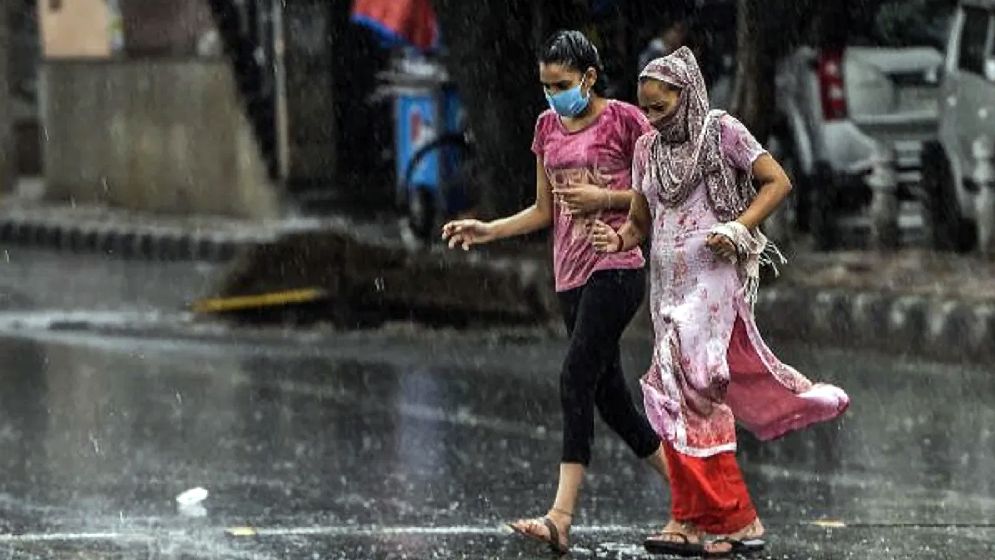 রাজধানীতে মুষলধারে বৃষ্টি, স্বস্তির পাশাপাশি ভোগান্তি
