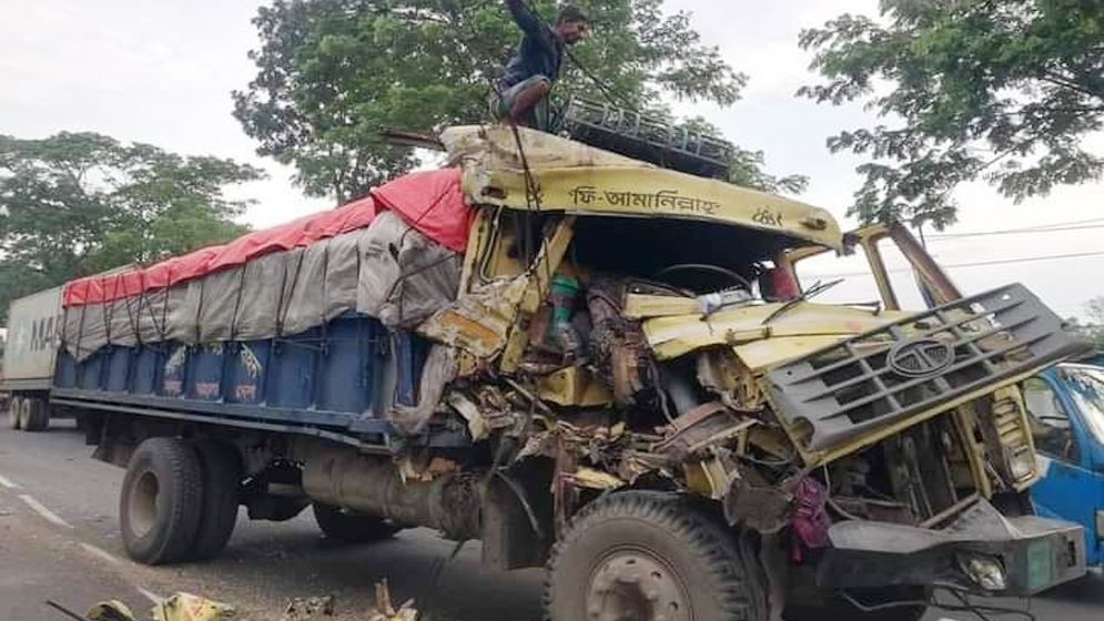 মিরসরাইয়ে ট্রাক-কাভার্ডভ্যান সংঘর্ষে পথচারী নিহত