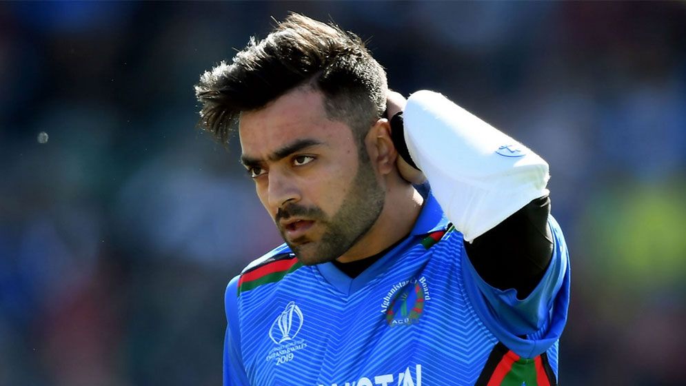 সাদা পোশাকে বিশ্রামে রশিদ