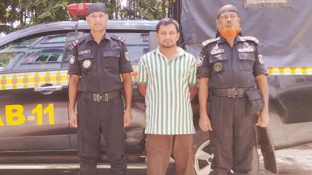একে-৪৭ দিয়ে ছাত্র-জনতার ওপর গুলিবর্ষণ: কুখ্যাত সন্ত্রাসী বাদশা গ্রেপ্তার