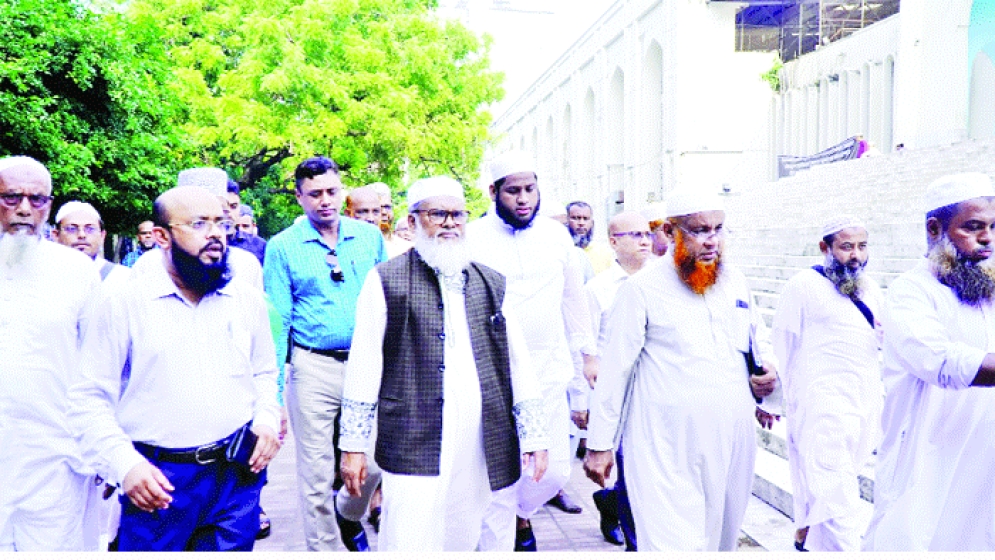 আকস্মিক জাতীয় মসজিদ পরিদর্শনে ধর্ম উপদেষ্টা
