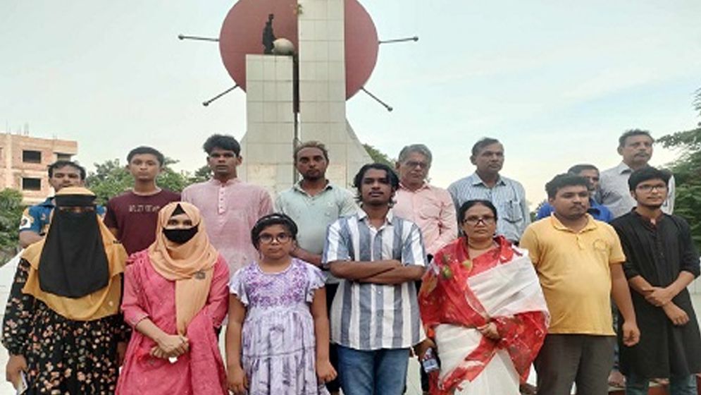 ষড়যন্ত্র রুখে দিতে গৌরীপুরে উদীচীর উদ্যোগে সমবেত কণ্ঠে জাতীয় সংগীত পরিবেশন