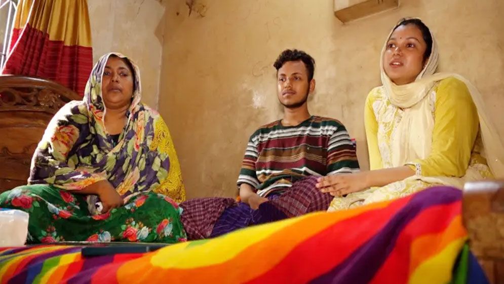 পুলিশের গুলিতে পেট থেকে আমার ভুঁড়ি বের হয়ে গেলো, অতপর...