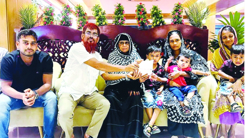প্রাইজমানির অর্থ রিকশাচালকের পরিবারকে তুলে দিলেন মিরাজ