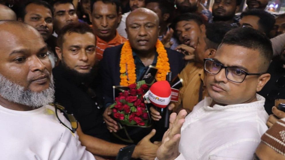 ১৪ বছর পরে দেশে ফিরলেন বিএনপি নেতা আবুল হোসেন