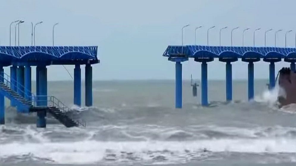 ঘূর্ণিঝড় 'দানা'র প্রভাব: কক্সবাজারের ইনানী সৈকতে নৌ-বাহিনীর জেটি ভেঙে দুই খণ্ড