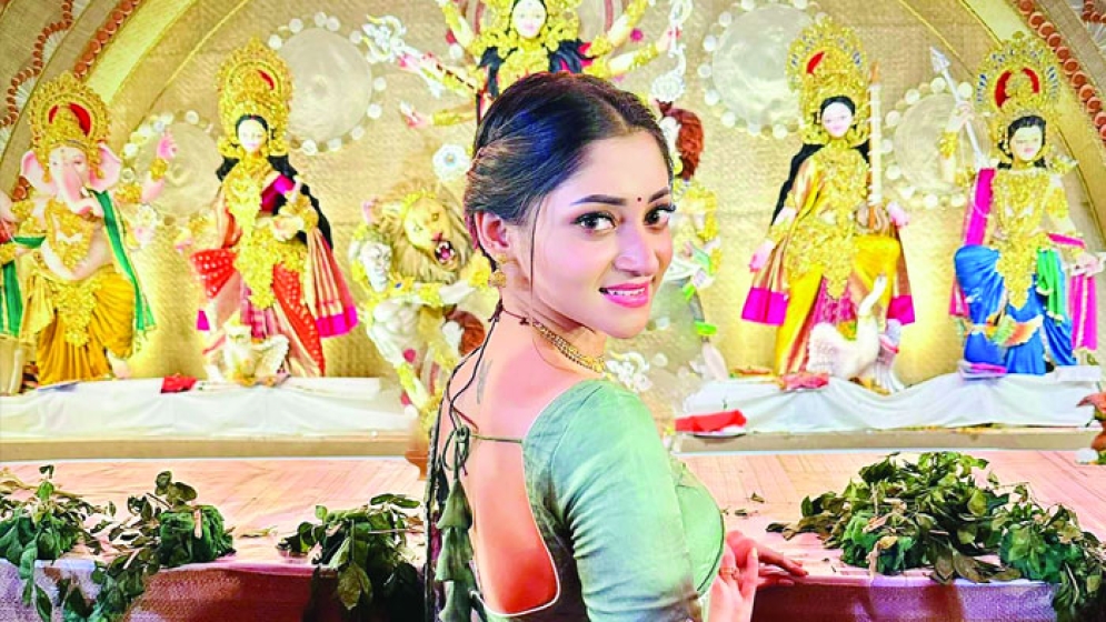প্রথমবার মাকে ছাড়া পূজা কাটছে