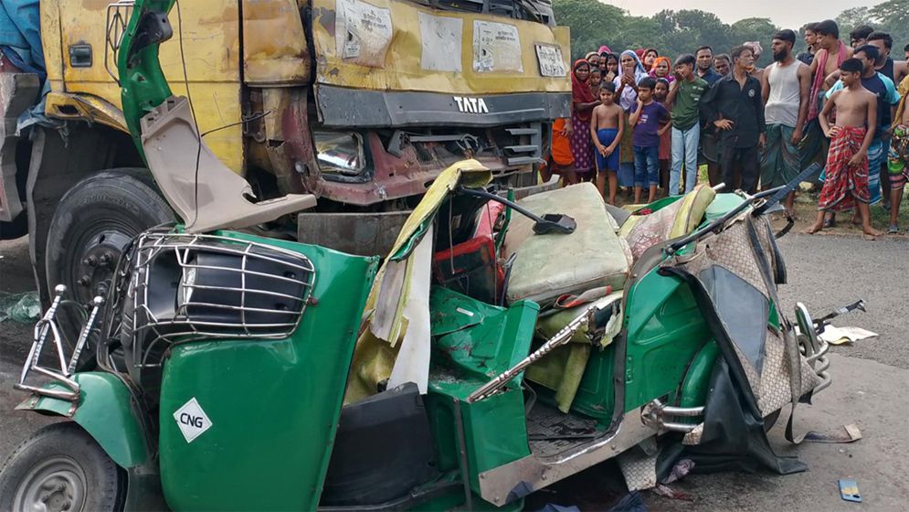 নরসিংদীতে ট্রাকচাপায় সিএনজির ৬ যাত্রী নিহত